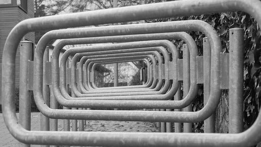 Diseño moderno de aparcabicis que mejora la estética urbana